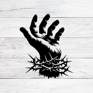Könnte beinhalten: Schwarz-weiße grafische Illustration einer Hand mit ausgestreckten Fingern, die aus einer Dornenkrone hervorgeht. Das Kunstwerk ist vor einem Hintergrund aus weißen Holzplanken platziert, was einen starken Kontrast erzeugt.