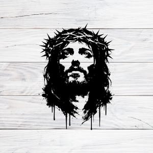 Puede incluir: Gráfico en blanco y negro de una persona con una corona de espinas y pelo largo. La imagen tiene un efecto de salpicaduras de pintura, con goteos en la parte inferior. El fondo es un patrón de vetas de madera blanca.