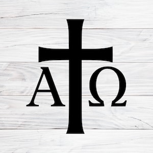 Könnte beinhalten: Ein schwarzes christliches Kreuz mit den griechischen Buchstaben Alpha und Omega auf weißem Holzgrund. Das Kreuz ist zentriert, die Buchstaben darunter platziert.