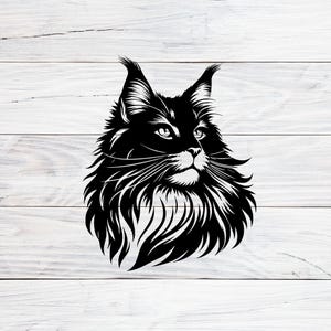 Op de afbeelding: Zwart-wit illustratie van een Maine Coon kattenkop. De kat heeft lange vacht, puntige oren en gedetailleerde snorharen. De afbeelding is geplaatst tegen een witte houten achtergrond.
