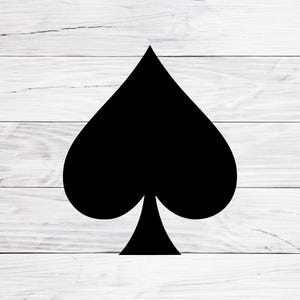 Könnte beinhalten: Ein schwarzes Pik-Symbol, ein Spielkartensymbol, ist vor einem weißen, verwitterten Holzhintergrund zentriert. Die Pikform ist ein solides, kühnes Design mit einer abgerundeten Oberseite und einer spitzen Basis.