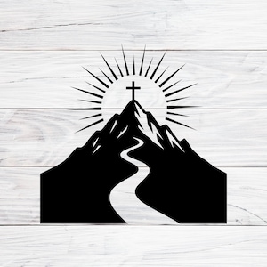 Puede incluir: Silueta negra de una cordillera con una cruz en la cima, rayos de sol y un camino sinuoso. El diseño está sobre un fondo blanco con vetas de madera.