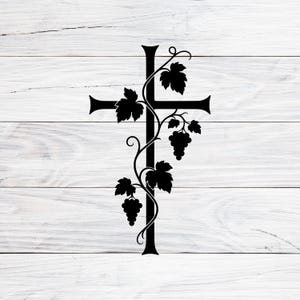 Puede incluir: Silueta negra de una cruz cristiana con una vid de uvas y hojas. La cruz está centrada y la vid la envuelve. El fondo es un diseño de tablones de madera blancos.