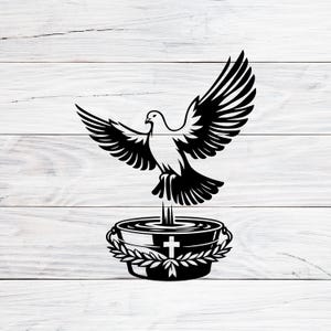 Könnte beinhalten: Schwarz-weiße Illustration einer Taube mit ausgebreiteten Flügeln über einem Taufbecken. Das Becken zeigt ein Kreuz und ist von einem Lorbeerkranz umgeben, vor einem weißen Holzgrund.