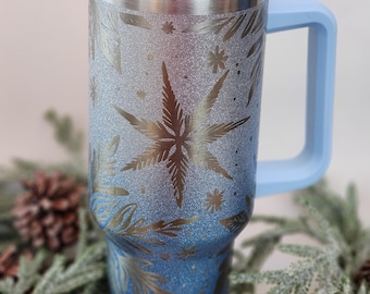 Flocons de neige scintillants 40 oz Gobelet. Gravé sur un verre à paillettes dégradé argenté à bleu.