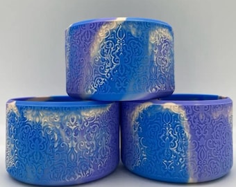 Glinda Wicked Stanley à talons hauts | Damask dégradé bleu violet, protège-gobelet 20 oz/30 oz/40 oz