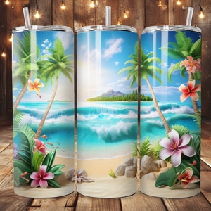 Op de afbeelding: Drie roestvrijstalen bekers met een strandontwerp. De bekers tonen palmbomen, blauwe oceaan golven, wit zand en roze bloemen.