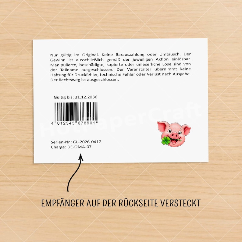 May include: A white rectangular card featuring German text, a barcode, and a cartoon pig holding a four-leaf clover in its mouth. The card includes the text 'G&uuml;ltig bis: 31.12.2036', 'Serien-Nr.: GL-2026-0417', 'Charge: DE-OMA-07', and 'EMPF&Auml;NGER AUF DER R&Uuml;CKSEITE VERSTECKT'.