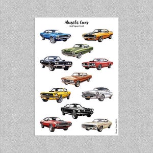 Könnte beinhalten: Eine Bogen mit Aufklebern, die zehn verschiedene Illustrationen von klassischen Muscle Cars in verschiedenen Farben zeigen, darunter Rot, Blau, Gelb, Grün und Schwarz. Die Aufkleber sind mit "Muscle Cars" und "HotPaperCraft" beschriftet.