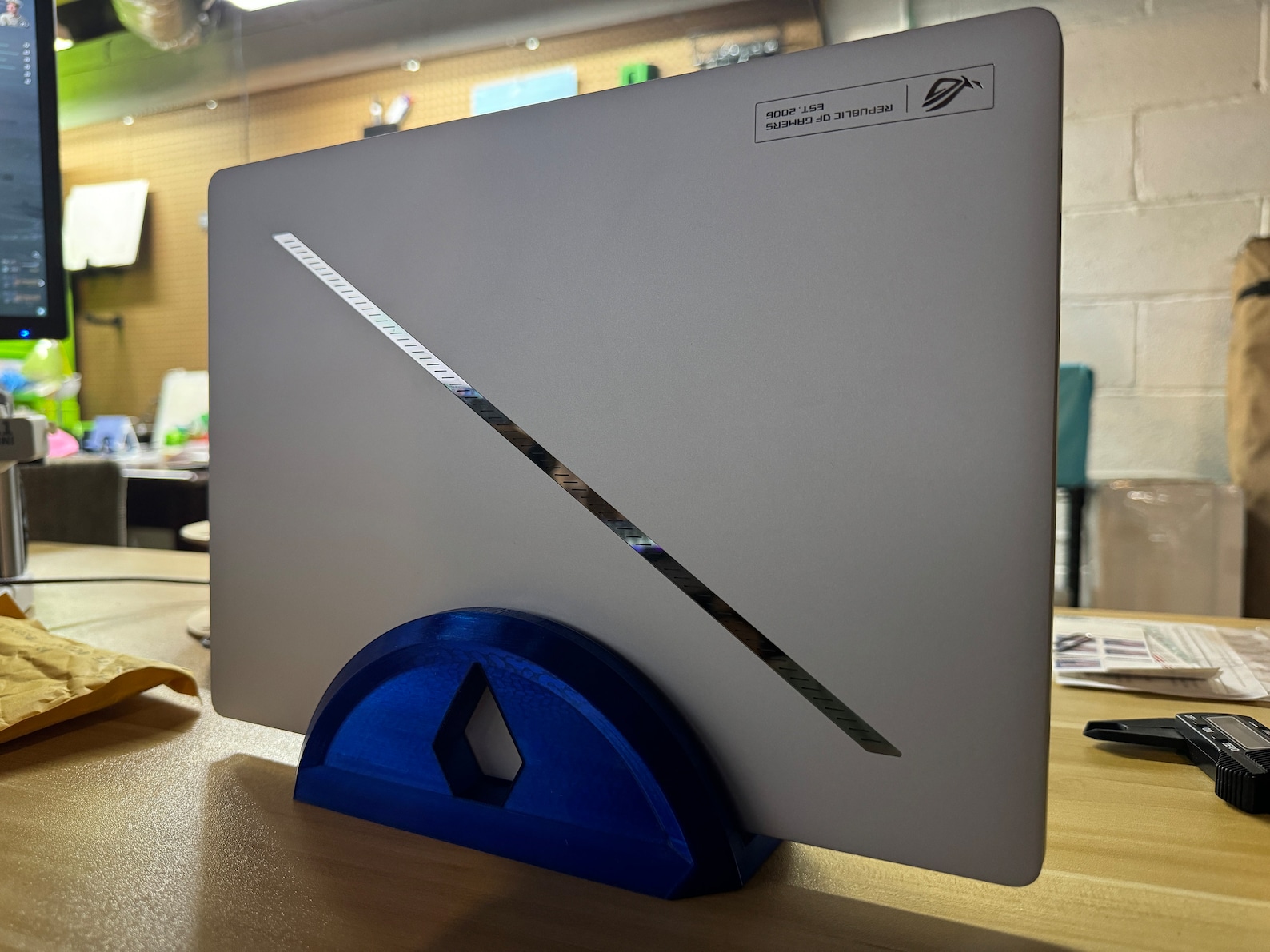 Vertical Laptop Dock Stand - MacBook Pro 14/16 (2023-2024) - Asus ROG ...