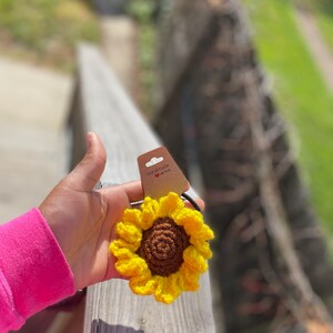 Sunflower crochet keyring - crochet keyring -keyring - keychain- gift- gift for her - handmade floral keyring charm - cute keychain for bag