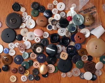 Lot of 140+ Vintage 1920s-1950s Buttons