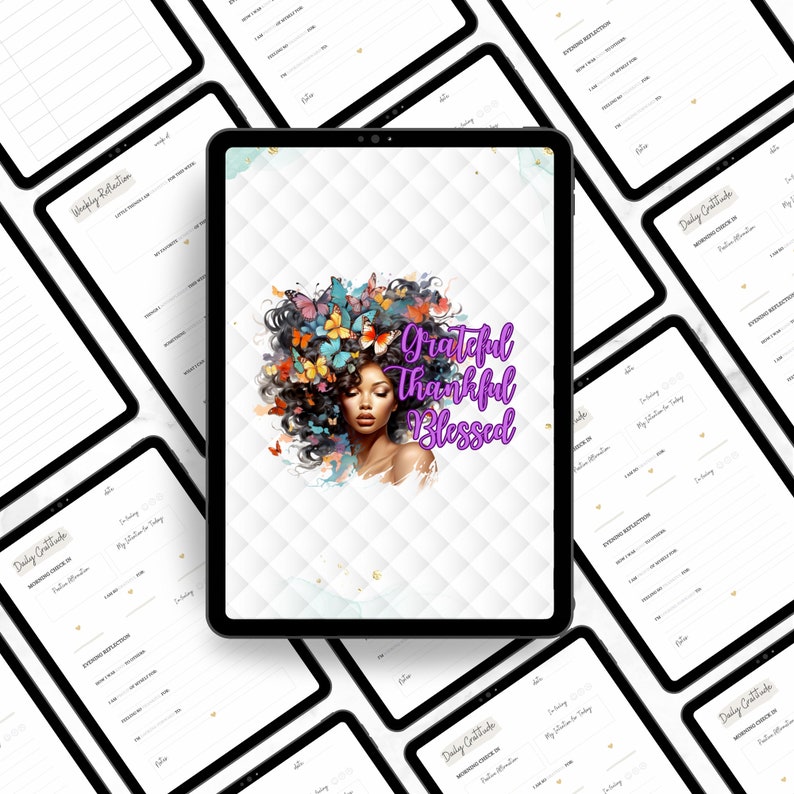 Puede incluir: Un planificador digital con fondo blanco y un patr&oacute;n de cuadr&iacute;cula gris. El planificador tiene una ilustraci&oacute;n colorida de una mujer con mariposas en el pelo. El texto "Grateful Thankful Blessed" est&aacute; escrito en letras moradas en la pantalla.