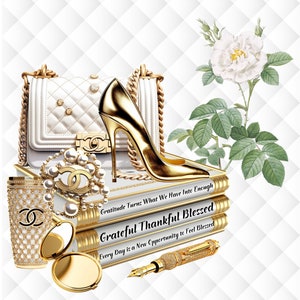 Puede incluir: Una pila de tres libros con bordes dorados con el texto "Gratitude Turns What We Have Into Enough", "Grateful Thankful Blessed" y "Every Day is a New Opportunity to Feel Blessed". Un bolso blanco acolchado, un zapato de tac&oacute;n alto dorado, un bol&iacute;grafo dorado, un collar de perlas con un dije con el logotipo de Chanel y un estuche dorado con el logotipo de Chanel est&aacute;n dispuestos sobre los libros. Una rosa blanca con hojas verdes est&aacute; en el fondo.