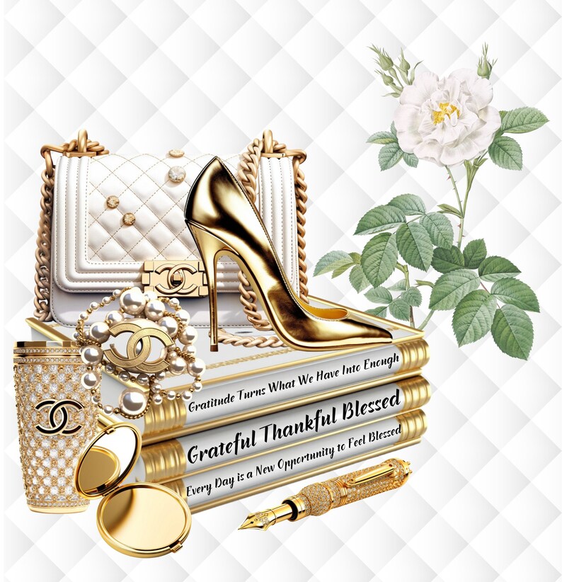 Puede incluir: Una pila de tres libros con bordes dorados con el texto "Gratitude Turns What We Have Into Enough", "Grateful Thankful Blessed" y "Every Day is a New Opportunity to Feel Blessed". Un bolso blanco acolchado, un zapato de tac&oacute;n alto dorado, un bol&iacute;grafo dorado, un collar de perlas con un dije con el logotipo de Chanel y un estuche dorado con el logotipo de Chanel est&aacute;n dispuestos sobre los libros. Una rosa blanca con hojas verdes est&aacute; en el fondo.