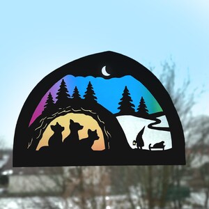 Könnte beinhalten: Eine schwarze Metallsilhouette einer Winterszene mit drei Füchsen in einer Höhle, einem Halbmond und einem Zwerg mit einer Laterne. Der Hintergrund ist ein Farbverlauf von Blau, Lila und Rosa.