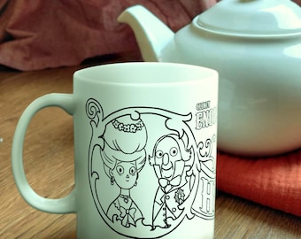 Puede incluir: Una taza de cerámica blanca con un dibujo lineal negro de dos personajes de dibujos animados con ropa de época. La taza tiene un asa curva y las palabras "Quincy Endicott" están impresas en el lateral. Una tetera blanca está detrás de la taza.