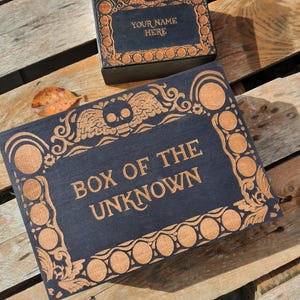 Boîte en bois Over the Garden Wall Into the Unknown - option de personnalisation - gravée et peinte à la main - OTGW - deux tailles - Wirt - Greg