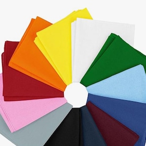 Puede incluir: Una colecci&oacute;n de servilletas de tela cuadradas y coloridas dispuestas en un patr&oacute;n circular. Las servilletas son de varios colores, incluyendo rojo, naranja, amarillo, verde, azul y negro. Las servilletas est&aacute;n cuidadosamente apiladas.