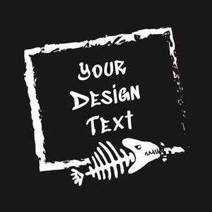 Puede incluir: Dise&ntilde;o gr&aacute;fico negro con un marco rectangular blanco desgastado. Las palabras "YOUR DESIGN TEXT" est&aacute;n en una fuente manuscrita. Un esqueleto de pez blanco en la parte inferior. Adecuado para ropa o carteles.
