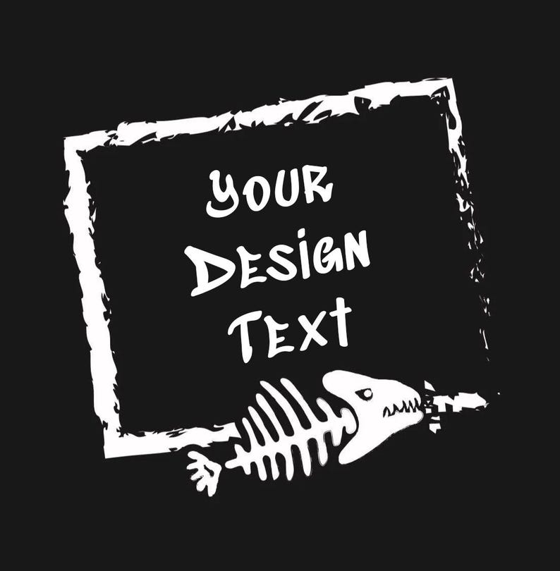 Puede incluir: Dise&ntilde;o gr&aacute;fico negro con un marco rectangular blanco desgastado. Las palabras "YOUR DESIGN TEXT" est&aacute;n en una fuente manuscrita. Un esqueleto de pez blanco en la parte inferior. Adecuado para ropa o carteles.