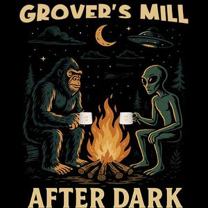 Puede incluir: Camiseta negra con un dise&ntilde;o gr&aacute;fico de un Bigfoot y un extraterrestre sentados junto a una fogata, cada uno con una taza. El texto "GROVER'S MILL AFTER DARK" est&aacute; arqueado arriba y abajo. Un OVNI y una luna creciente en el fondo.