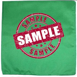 Puede incluir: Una tela cuadrada verde con un sello rojo "SAMPLE" en el centro. El sello es circular con la palabra "SAMPLE" repetida alrededor del borde y un sello rectangular con la palabra "SAMPLE" en el centro.