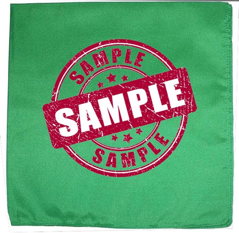 Puede incluir: Una tela cuadrada verde con un sello rojo "SAMPLE" en el centro. El sello es circular con la palabra "SAMPLE" repetida alrededor del borde y un sello rectangular con la palabra "SAMPLE" en el centro.