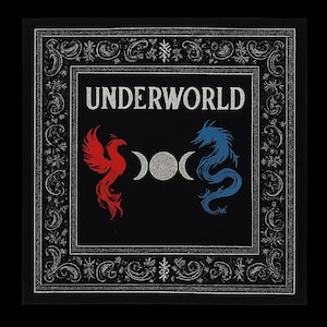 Puede incluir: Textil cuadrado negro con la palabra "UNDERWORLD" en plata. Un f&eacute;nix rojo y un drag&oacute;n azul se enfrentan, flanqueando un dise&ntilde;o de media luna plateada. El borde presenta un detallado patr&oacute;n plateado.