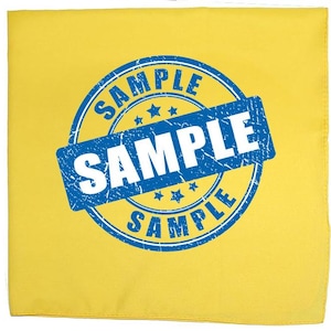 Puede incluir: Un pa&ntilde;uelo cuadrado amarillo con un dise&ntilde;o de sello "SAMPLE" azul y blanco. El sello es circular con la palabra "SAMPLE" repetida alrededor del borde y en un bloque rectangular en el centro. El pa&ntilde;uelo es de tela suave.