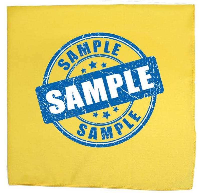 Puede incluir: Un pa&ntilde;uelo cuadrado amarillo con un dise&ntilde;o de sello "SAMPLE" azul y blanco. El sello es circular con la palabra "SAMPLE" repetida alrededor del borde y en un bloque rectangular en el centro. El pa&ntilde;uelo es de tela suave.