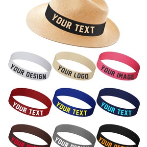 Può includere: Un cappello di paglia con una fascia nera che dice "YOUR TEXT". Ci sono nove braccialetti colorati con diversi testi e colori, tra cui "YOUR DESIGN", "YOUR LOGO", "YOUR IMAGE" e "YOUR TEXT" in vari colori.