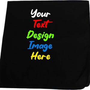 Puede incluir: Textil negro con el texto "Your Text Design Image Here" en blanco, rojo, verde, azul y amarillo. El texto est&aacute; apilado verticalmente, cada palabra en un color diferente. El textil es probablemente una manta o un art&iacute;culo similar.