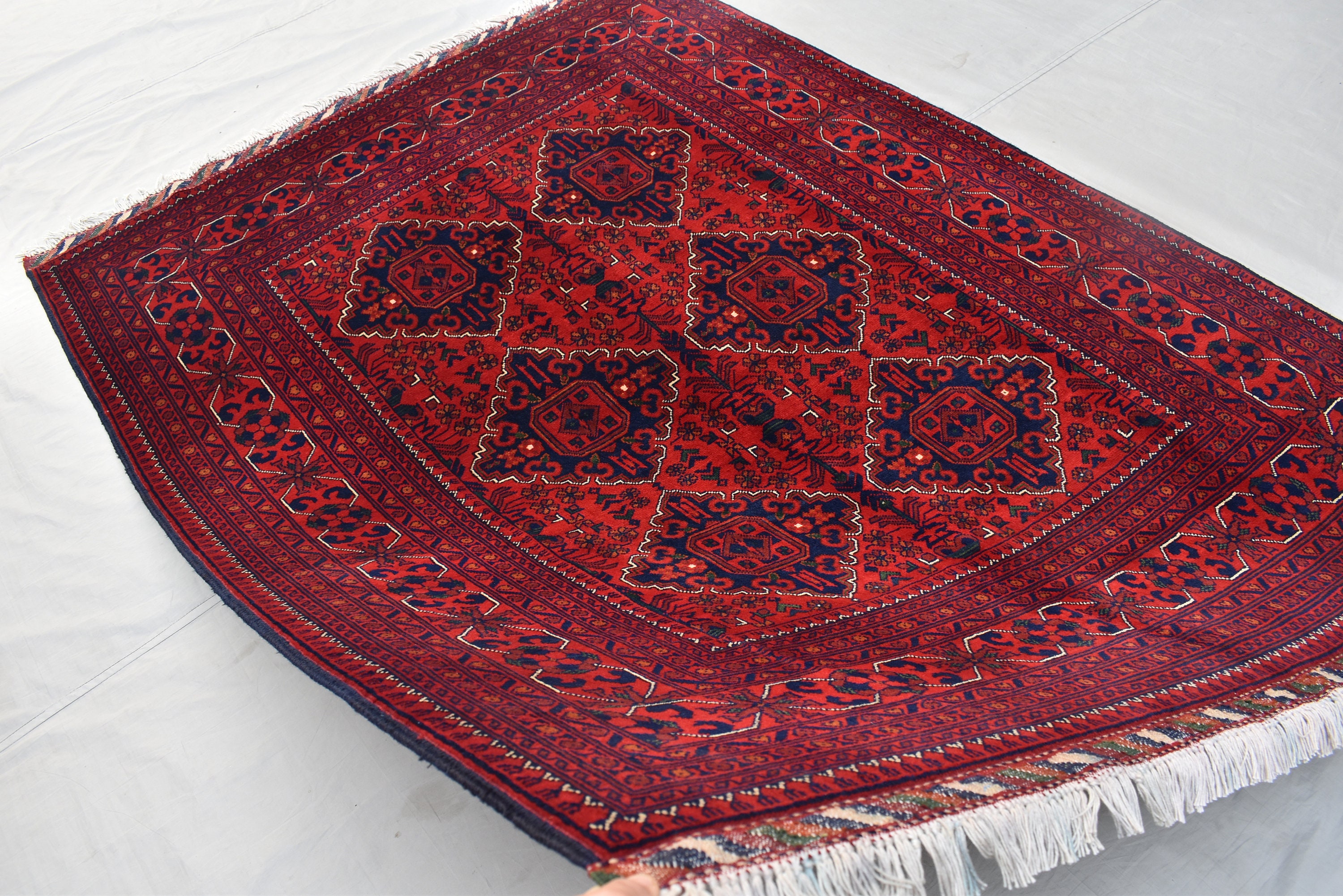 ハンドメイドウールブハララグ：赤と紺の部族カーペット（6.11x5.1