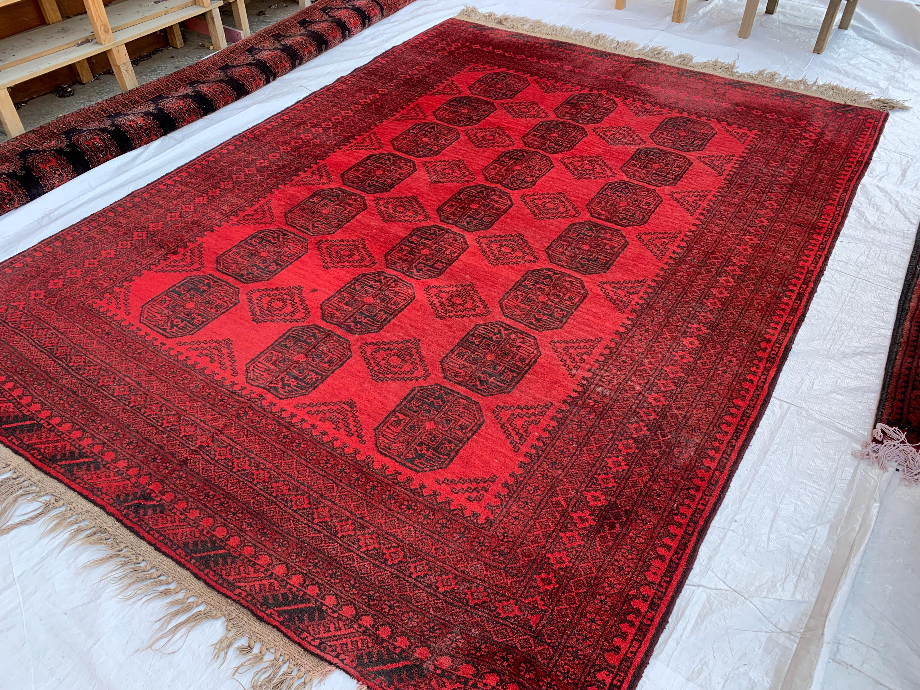 ヴィンテージのアフガニスタンウールラグ：手織りの部族風象の足跡