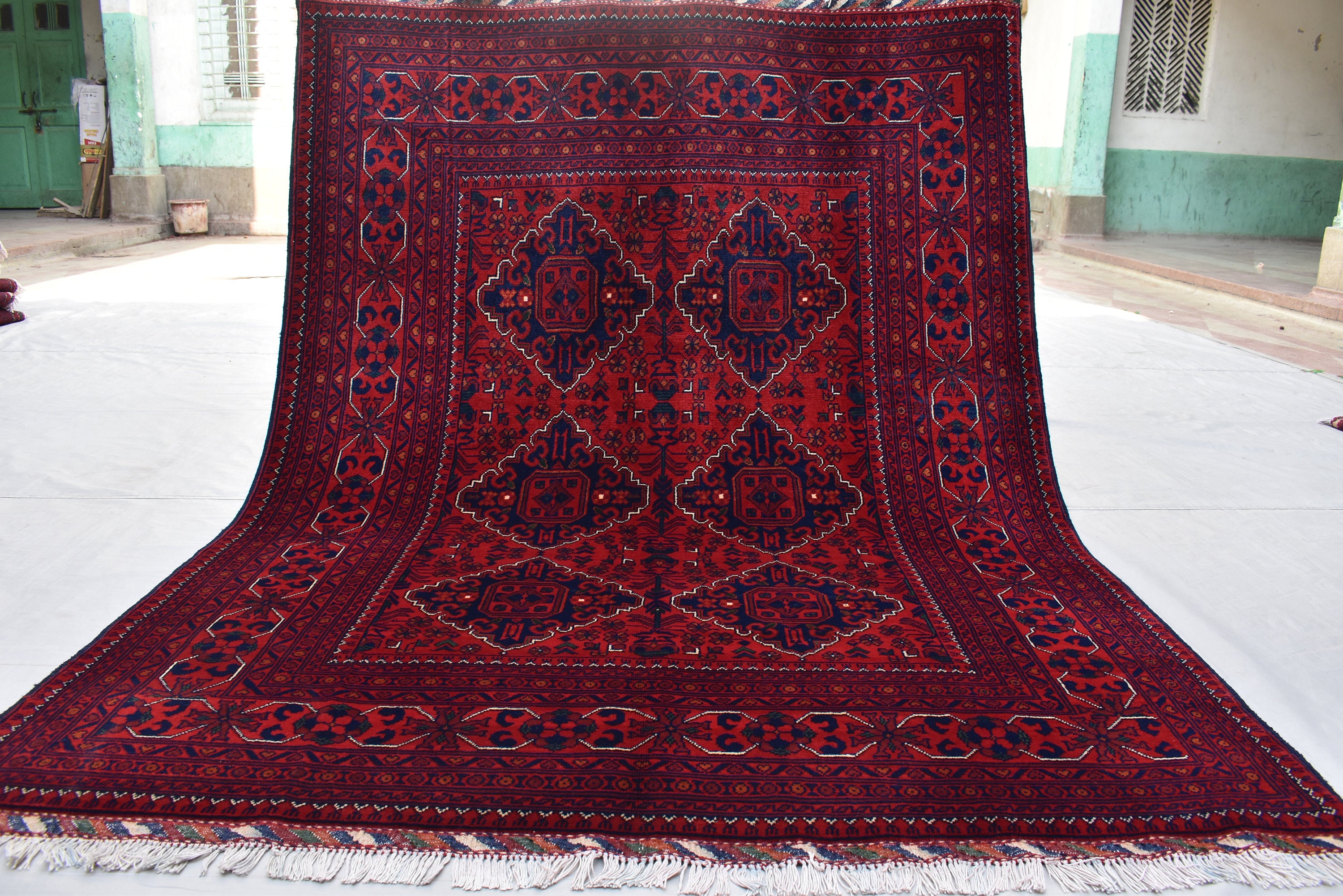 ハンドメイドウールブハララグ：赤と紺の部族カーペット（6.11x5.1