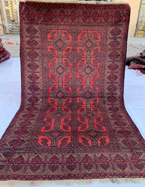 伝統的なデザインの赤いラグ 【公式通販】