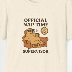 公式お昼寝スーパーバイザーシャツ、大人用おもしろい怠け犬Tシャツ、ユニセックスヴィンテージ漫画コーヒーソファユーモアTシャツ、落ち着いた面白いギフトシャツ