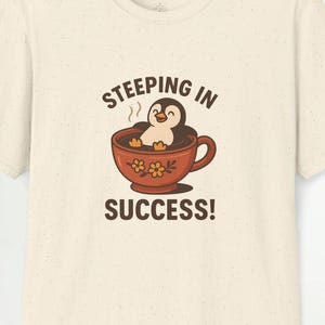 Camiseta de pingüino "Empapado en éxito", divertida y adorable taza de té con forma de animal, camiseta retro unisex con gráfico, idea de regalo con caricatura positiva, humor vintage