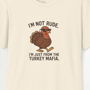 Camiseta divertida de la mafia turca. "No soy grosero, soy de la mafia turca". Camiseta unisex divertida y divertida. Camiseta vintage de pavo enojado con dibujos animados.