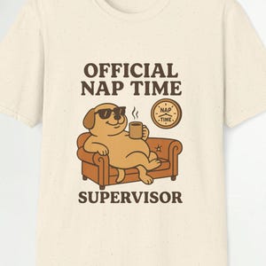 公式お昼寝スーパーバイザーシャツ、大人用おもしろい怠け犬Tシャツ、ユニセックスヴィンテージ漫画コーヒーソファユーモアTシャツ、落ち着いた面白いギフトシャツ