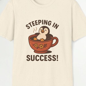 成功に浸るペンギンシャツ、おもしろ可愛い動物ティーカップTシャツ、レトロなユニセックスグラフィックTシャツ、ポジティブな漫画ギフトアイデア、ヴィンテージユーモア