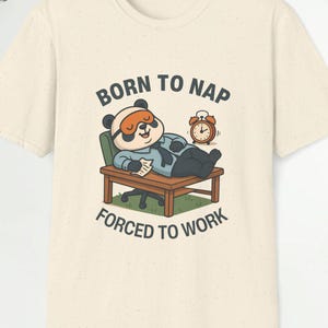 Camiseta divertida de panda "Nacido para la siesta, obligado a trabajar", camiseta con humor para la oficina, diseño de animal de dibujos animados para hombres y mujeres, idea de regalo para trabajar desde casa.