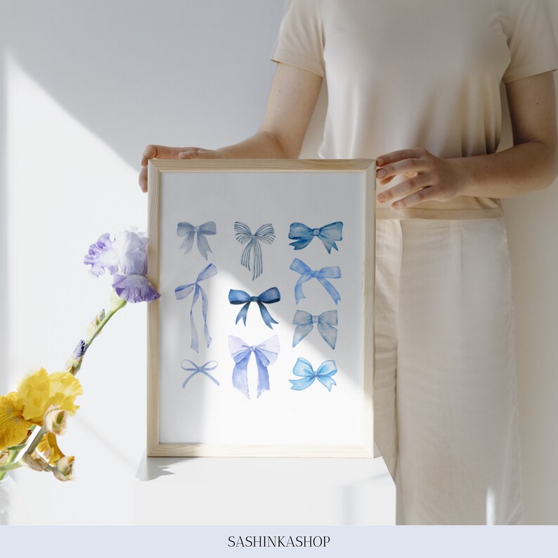 Pode incluir: Uma impress&atilde;o emoldurada com uma ilustra&ccedil;&atilde;o em aquarela de la&ccedil;os azuis em v&aacute;rios estilos e tamanhos. A impress&atilde;o &eacute; em um fundo branco e tem uma moldura de madeira.