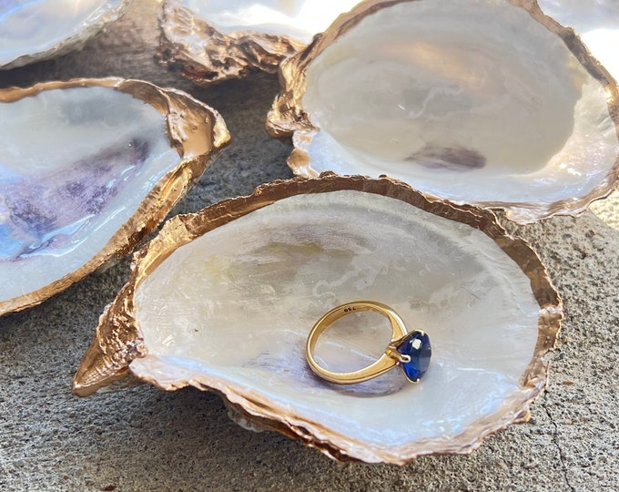 Wholesale Pearl paint base Oyster Shell sealed with High Gloss paint, edges are Gold/Silver/Natural. Perfect for Wedding/Baby Shower
