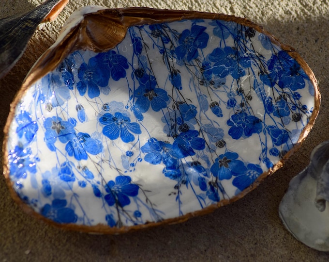 Large Decoupage Clam Shell Ring Dish - Clam Shell - Decoupage Shell - Shell Ring Dish - Gilded Clam Shell - Gilded Decoupage Clam Shell