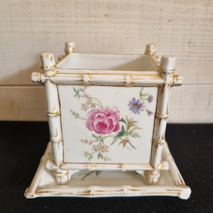 Antique cachepot or planter, in Paris porcelain, late 19th century, matching saucer, French flea market