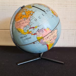 Vecchio mappamondo terrestre, salvadanaio pubblicitario del gelato Motta, in latta, anni '60, mappa del mondo, mercatino delle pulci francese