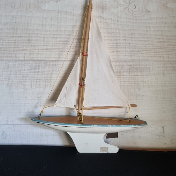 Ancien voilier de bassin, jouet d'enfant, bateau