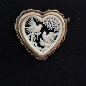 Pretty old brooch from the 1940s in galalith heart and jeweled birds